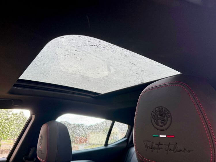 2024-Alfa-Romeo-Tonale-Tributo Italiano-sunroof