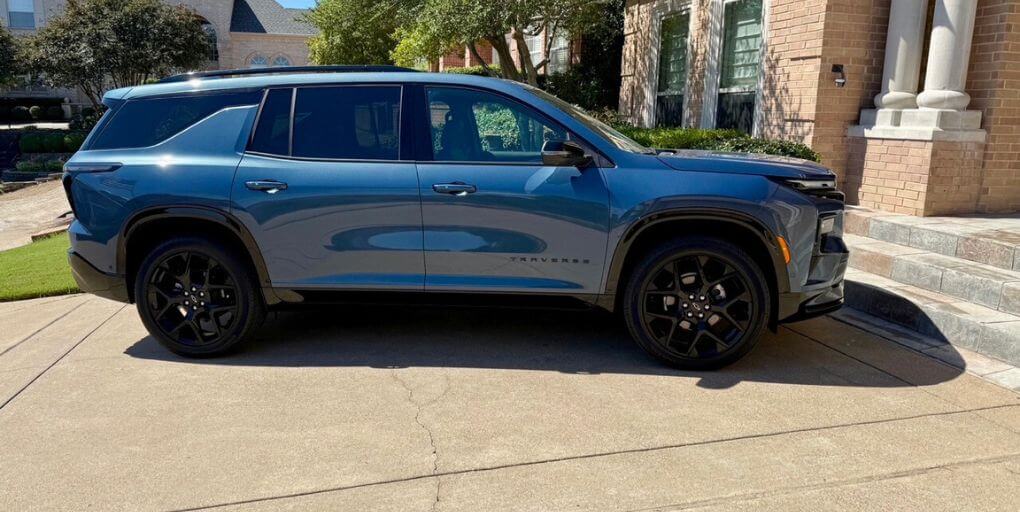 2024 Chevrolet Traverse RS in Lakeshore Blue. Credit: CarPro.