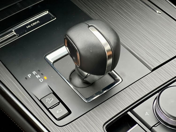 2025-Mazda-cx-70-gear-shift