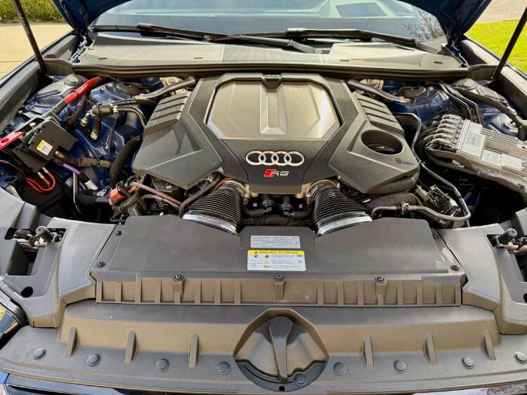 2025-audi-rs6-avant-engine-carpro..jpg