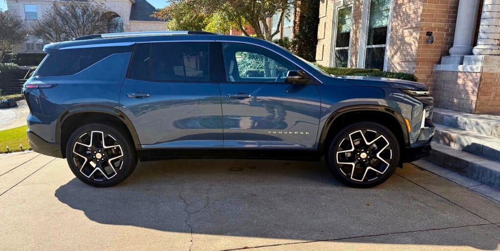 2025 Chevrolet Traverse High Country in Lakeshore Blue. Credit: CarPro.