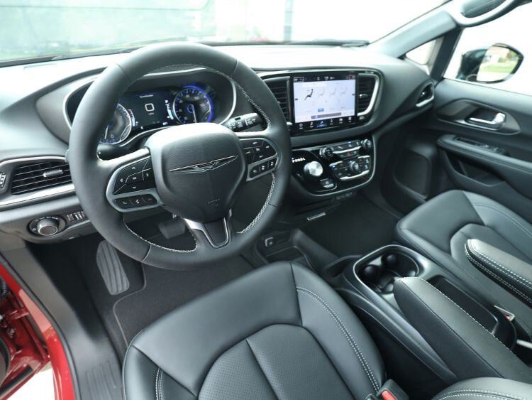 2025-chrysler-voyager-interior-1