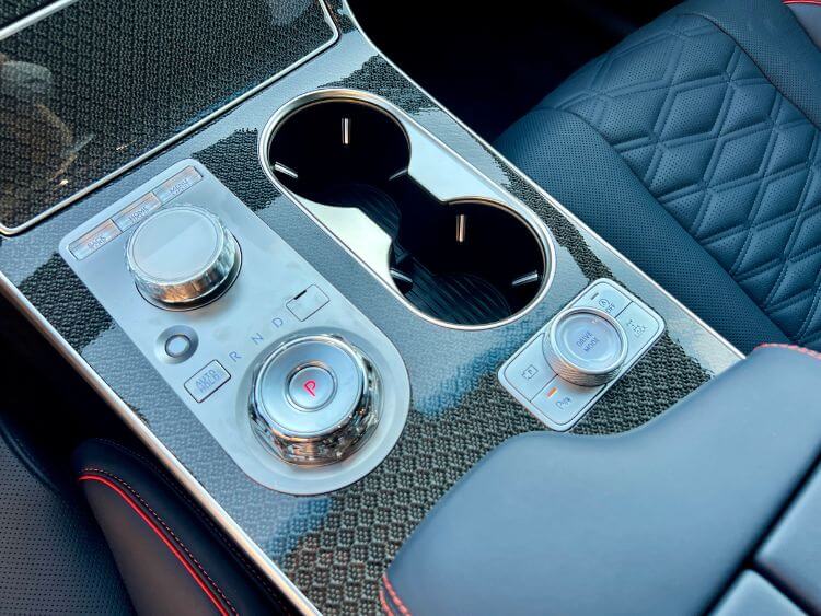 2025-genesis-gv80-coupe-console-2