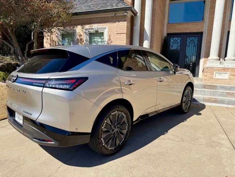 Nissan Murano Platinum sleek exterior.