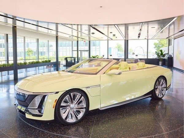 Cadillac SOLLEI concept -showroom (1)