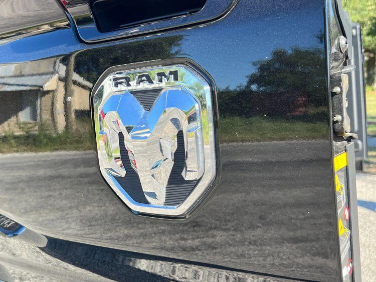 new-ram-1500-badge (1)